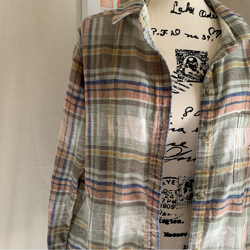 ♡ • SOLD!! American Eagle Distress Flannel - Picture 3 of 5